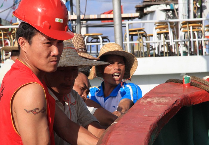 Ngư dân Trung Quốc hạ neo chuẩn bị đánh bắt trái phép tại vùng biển Tây Nam quần đảo Trường Sa của Việt Nam